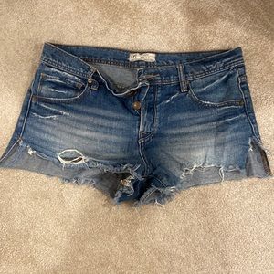 Free promo distressed Jean short